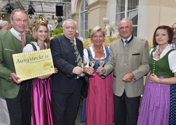 Landeshauptmann Dr. Erwin Pröll mit Gattin Sissy, Wiens Bürgermeister Dr. Michale Häupl und Landesrat Dr. Stephan Pernkopf (von rechts) bei \"Ausg\'steckt is\" im Palais Niederösterreich in Wien.