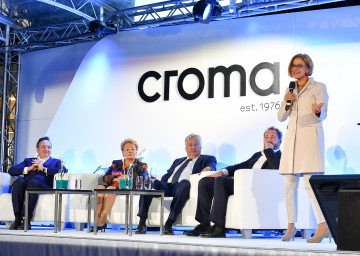 Landeshauptfrau Johanna Mikl-Leitner nahm die Eröffnung der neuen Firmenzentrale der Firma Croma vor. Im Bild sitzend von links nach rechts: Andreas Prinz, Karin Prinz, Gerhard Prinz und Martin Prinz.