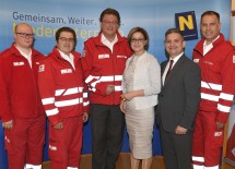 Bei der Pressekonferenz zur Bilanz des Roten Kreuzes Niederösterreich: Sebastian Frank, Bezirksstellengeschäftsführer des Roten Kreuzes St. Pölten, Helmut Gabler, Bezirksstellenleiter-Stellvertreter des Roten Kreuzes St. Pölten, Rotkreuz-Präsident General Josef Schmoll, Landeshautmann-Stellvertreterin Mag. Johanna Mikl-Leitner, Landesrat Ing. Maurice Androsch und Rotkreuz-Landesgeschäftsführer Peter Kaiser. (v.l.n.r.)
Bei der Pressekonferenz zur Bilanz des Roten Kreuzes Niederösterreich: Sebastian Frank, Bezirksstellengeschäftsführer des Roten Kreuzes St. Pölten, Helmut Gabler, Bezirksstellenleiter-Stellvertreter des Roten Kreuzes St. Pölten, Rotkreuz-Präsident General Josef Schmoll, Landeshautmann-Stellvertreterin Mag. Johanna Mikl-Leitner, Landesrat Ing. Maurice Androsch und Rotkreuz-Landesgeschäftsführer Peter Kaiser. (v.l.n.r.)