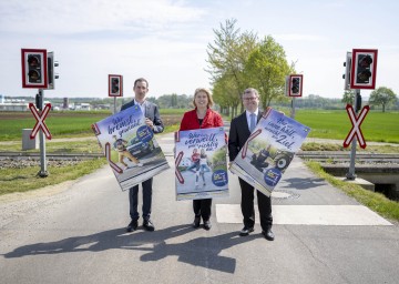 ÖAMTC Verkehrsexperte Matthias Nagler, Niederösterreich Bahnen Geschäftsführerin Barbara Komarek und Mobilitätslandesrat Ludwig Schleritzko (v.l.n.r.) präsentierten die diesjährigen Schwerpunkte der Sicherheitskampagne „Sei g’scheit“.