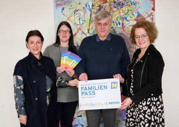 NÖ Familienland GmbH-Geschäftsführerin Barbara Trettler, Familie Drexler – die Inhaber der Firma Farben Christoph, die als langjähriger NÖ Familienpass-Partnerbetrieb einen Gutschein für den Adventkalender zur Verfügung stellte, und Familien-Landesrätin Christiane Teschl-Hofmeister.