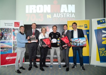 Freuen sich auf den Ironman 70.3 St. Pölten. Jürgen Gleiss Team Bestzeit Veranstaltungs Gmbh, Bürgermeister Matthias Stadler, Landesrätin Petra Bohuslav, Michael Weiss, Sieger Ironman 70.3 St. Pölten 2018, Martin Gabler von der NÖ-Versicherung und Christoph Schwarz, Geschäftsführer Bestzeit Veranstaltungs Gmbh (v.l.n.r.) 