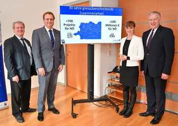Michael Böhm, Ärztlicher Standortleiter Landesklinikum Gmünd, Zdeněk Semorád, Vizeminister Tschechische Republik, Kathrin Huber, Verwaltungsbehörde Interreg AT-CZ, und Landesrat Martin Eichtinger bei der Präsentation der Bilanz: 30 Jahre INTERREG.