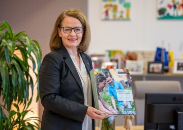 Familien-Landesrätin Christiane Teschl-Hofmeister freut sich über das wichtige Nachschlagewerk für die Arbeit der Freizeitpädagoginnen und Freizeitpädagogen  