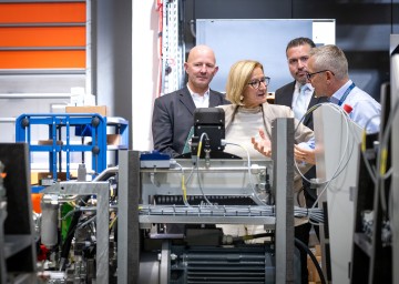 Landeshauptfrau Johanna Mikl-Leitner im Gespräch mit TEST-FUCHS CEO Volker Fuchs.