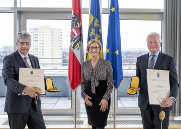 Landeshauptfrau Johanna Mikl-Leitner mit Wolfgang Hesoun (l.) und Hubert Schultes (r.).