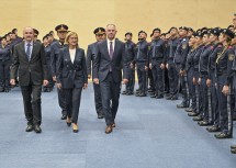 Landeshauptfrau Johanna Mikl-Leitner und Bundesminister Gerhard Karner (rechts) beim Abschreiten der Ehrenformation.