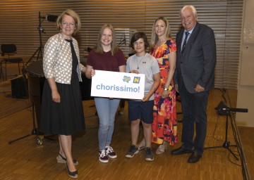 (v.l.n.r.) Jugend-Landesrätin Christiane Teschl-Hofmeister, Leonie, Victor, Pädagogin Tanja Trappl, Bildungsdirektor Johann Heuras.