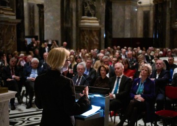 „Ein Abend, der Symbol dafür ist, dass Kunst und Kultur über Landesgrenzen hinaus bewegt und verbindet“, sagte Mikl-Leitner in ihren Eröffnungsworten zum Renaissancejahr im Rahmen der Ausstellungseröffnung im Kunsthistorischen Museum Wien.
