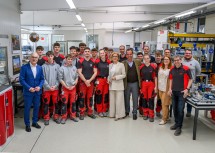 Landeshauptfrau Johanna Mikl-Leitner mit einem Teil des Teams der Firma Baumit in Wopfing beim Betriebsbesuch.