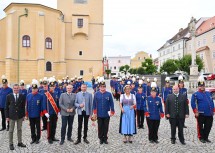Landeshauptfrau Johanna Mikl-Leitner mit der Stadtkapelle Retz, Bürgermeister Stefan Lang und den Bezirkshauptmännern Stefan Grusch (Horn), Karl-Josef Weiss (Hollabrunn) und Andreas Strobl (Korneuburg).