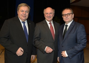 Landeshauptmann Dr. Erwin Pröll mit dem in den Ruhestand getretenen Mag. Wolfgang Straub (l.) und dessen Nachfolger als Bezirkshauptmann von Wien-Umgebung, Mag. Andreas Strobl (r.).