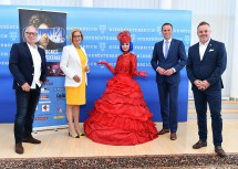 Von links nach rechts: Produzent Hans Reinisch, Landeshauptfrau Johanna Mikl-Leitner, Künstlerin, Landesrat Jochen Danninger und Klaus Panholzer, Geschäftsführer der Schloß Schönbrunn Kultur- und Betriebsges.m.b.H.