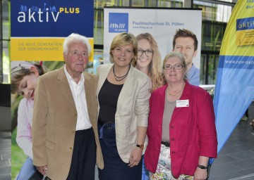 Landesrätin Mag. Barbara Schwarz (Mitte) mit den Teilnehmern der Uni aktiv-plus, Josef und Ingeborg Wolf aus St. Pölten, an der Fachhochschule St. Pölten. (v.l.n.r.)