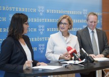 Landesschulinspektorin Brigitte Schuckert, Landeshauptfrau Johanna Mikl-Leitner und Regionalberater Josef Wallenberger (von links nach rechts).