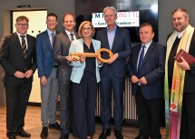 Von links: Karl Peham, Bezirkshauptmann Zwettl, Hotelleiter Oliver Kellner, Hotelier Alexander Ipp, Landeshauptfrau Johanna Mikl-Leitner, Eigentümer Karl Schwarz, Bürgermeister Franz Mold und Kaplan Manuel Sattelberger.