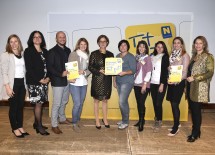 Präsentation von Best-Practice-Projekten aus sechs „Gesunden Schulen“: Mag. Renate Reingruber, Programmleiterin „Gesunde Schule“, Mag. Claudia Liebl, Direktorin des BRG Bad Vöslau-Gainfarn, Christoph Eckel, Direktor der NNÖMS Mistelbach 1, Monika Hofecker, „Gesunde Schule“-Beauftrage der NNÖMS Mistelbach 1), Landeshauptmann-Stellvertreterin Mag. Johanna Mikl-Leitner; Michalea Frühwirt, „Gesunde Schule“-Beauftrage der NNÖMS Ybbsitz, Daniela Andre, „Gesunde Schule“-Beauftrage der NNÖMS Drosendorf-Zissersdorf), Birgit Schmied, Co-„Gesunde Schule“-Beauftrage der NNÖMS Raabs/Thaya, Kerstin Hörmann, BEd von der NNÖMS St. Veit an der Gölsen, und Mag. Petra Leitner-Braun, MA, Leiterin der Initiative „Tut gut!“ (v.l.n.r.)