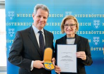 Landeshauptfrau Johanna Mikl-Leitner mit Thomas Salzer, dem das Silberne Komturkreuz des Ehrenzeichens für Verdienste um das Bundesland Niederösterreich überreicht wurde.