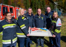 LH-Stellvertreter Stephan Pernkopf bedankte sich auch mit einem Kuchen bei den "Helden von Hirschwang".