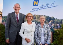 Bildungsminister Heinz Faßmann (li.) mit Gattin (re.) und Landeshauptfrau Johanna Mikl-Leitner