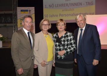 Beim 1. NÖ Lehrer- und Lehrerinnen-Tag in Tulln: Helmut Ertl, Vorsitzender des Zentralausschusses der NÖ Pflichtschullehrerinnen und -lehrer, Landeshauptfrau Johanna Mikl-Leitner, Bildungs-Landesrätin Barbara Schwarz und Landesschulrats-Präsident Johann Heuras (v.l.n.r.)  