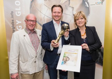 Die Gemeinde Ober-Grafendorf holte sich den Gesamtsieg beim „Energy Globe Award“: Direktor Ing. Josef Meisl, Bürgermeister DI (FH) Rainer Handlfinger und Landesrätin Mag. Barbara Schwarz. (v.l.n.r.)