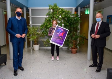 Im Bild von links nach rechts: Wirtschafts- und Technologielandesrat Jochen Danninger, Anna Stierschneider (Forscherin an der IMC FH Krems) und ecoplus-Geschäftsführer Helmut Miernicki