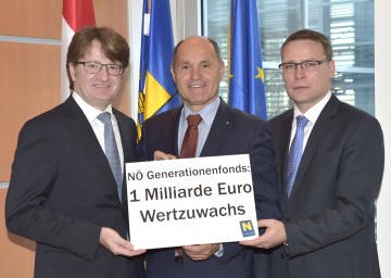 Im Bild von links nach rechts: Fibeg-Geschäftsführer Mag. Robert Piller, Landeshauptmann-Stellvertreter Mag. Wolfgang Sobotka und Fibeg-Geschäftsführer Mag. Johannes Kern.