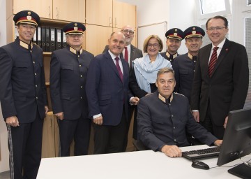 Inspektionskommandant Werner Krückel (sitzend)  führte die Ehrengäste der Eröffnung durch die neue Polizeiinspektion am Hauptbahnhof St. Pölten.