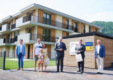 Vizebürgermeister Mag. Manuel Aichberger, Herr Johannes Irrer, Frau DGKP Regina Kern mit Tochter Karoline Kern, Landesrat Martin Eichtinger, Direktor Bmstr. Ing. Christoph Scharinger, MA BA (GF SG Friedenswerk) und Bürgermeister Wolfgang Labenbacher