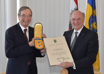 Landeshauptmann Dr. Erwin Pröll überreichte das „Silberne Komturkreuz mit dem Stern des Ehrenzeichens für Verdienste um das Bundesland Niederösterreich“ an Dr. Christoph Leitl, Präsident der Wirtschaftskammer Österreich.