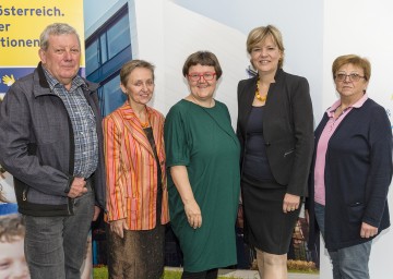 Bei der Uni aktiv-plus an der FH St. Pölten: „Student“ Josef Göth aus Hohenreich, Dr. Monika Vyslouzil (Leiterin FH Kollegium), Dr. Michaela Moser (Vortragende und Studiengangs-Leiterin FH St. Pölten), Landesrätin Mag. Barbara Schwarz und „Stamm-Studentin“ Sonja Krziwanek aus Mödling (war bei allen bisherigen 15 Uni aktiv-plus-Veranstaltungen dabei). (v.l.n.r.)