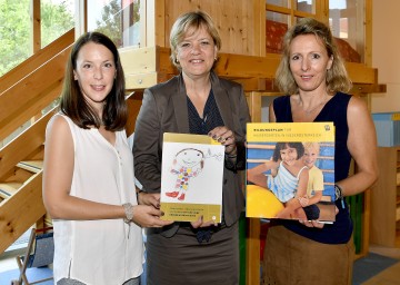 Cornelia Strohmayr, Leiterin des Kindergartens Obergrafendorf, Landesrätin Mag. Barbara Schwarz und Kindergarteninspektorin Brigitte Umgeher (v.l.n.r.)