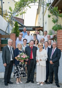 Landeshauptfrau Johanna Mikl-Leitner beim Gruppenfoto mit den geehrten ehemaligen Gemeinderäten .