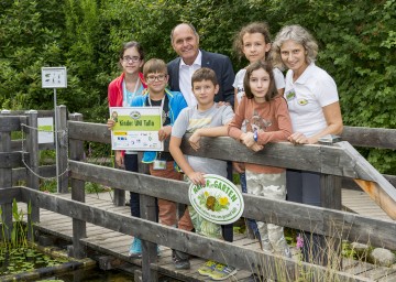 Im Bild von links nach rechts: Melanie Wolfsberger, Simon Wolfsberger, Landeshauptmann-Stellvertreter Mag. Wolfgang Sobotka, Gerrit Graser, Lisa Sengthaler, Selina Graser und Ingeborg Holzapfel, Expertin „Natur im Garten“