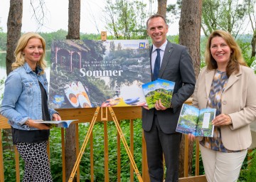 Der neue Reiseführer der etwas "anderen" Art. Im Bild von links nach rechts: Christiana Hess von der NÖ Werbung, Landesrat Jochen Danninger und Donau-Auen Nationalparkdirektoren Edith Klauser