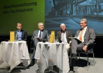 Im Bild von links nach rechts: Christian Rapp (wissenschaftlicher Leiter Haus der Geschichte), Landesrat Martin Eichtinger, Stefan Karner (Vorsitzender Wissenschaftlicher Beirat), Hermann Dikowitsch (Leiter der Abteilung Kunst und Kultur des Landes Niederösterreich)