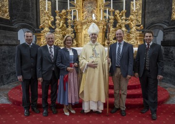 Bezirkshauptmann Franz Kemetmüller, Bürgermeister Wolfgang Labenbacher, Landeshauptfrau Johanna Mikl-Leitner, Abt Pius Maurer, Friedrich Maurer und Vizebürgermeister Manuel Aichberger.