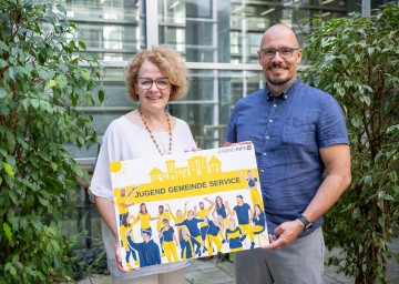 Jugend-Landesrätin Christiane Teschl-Hofmeister und Andreas Eigner-Hodi von der Jugend:info NÖ setzen sich für starke Jugendarbeit in Niederösterreichs Gemeinden ein (v.l.n.r.).