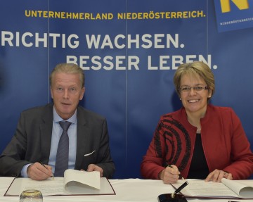 Wirtschafts- und Tourismusminister Dr. Reinhold Mitterlehner und Tourismus-Landesrätin Dr. Petra Bohuslav unterzeichnen die Kooperationsvereinbarung zu den neuen Förderangeboten.
