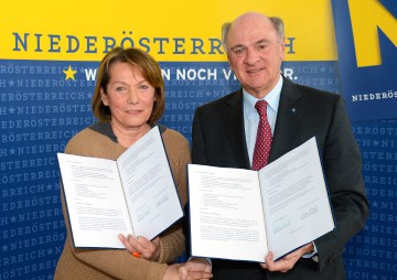 Aktion NAFES wird um weitere fünf Jahre verlängert: Landeshauptmann Dr. Erwin Pröll mit der Präsidentin der Wirtschaftskammer Niederösterreich, Sonja Zwazl.