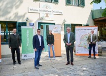 Erfolgsbilanz über 15 Jahre Biosphärenpark Wienerwald in der Wiener Waldschule Ottakring: Forstdirektor Andreas Januskovecz, Stadtrat Jürgen Czernohorszky, Försterin Linda Findenig, LH-Stellvertreter Stephan Pernkopf und Biosphärenpark-Direktor Andreas Weiß (v.l.n.r.)