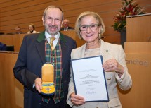 Landeshauptfrau Johanna Mikl-Leitner überreichte Dr. Michael Lunzer, öffentlicher Notar, Präsident der Notariatskammer a.D. für Wien, Niederösterreich und Burgenland, 1. Präsident-Stellvertreter der Österreichischen Notariatskammer a.D., das „Silberne Komturkreuz des Ehrenzeichens für Verdienste um das Bundesland Niederösterreich“.