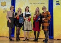 Gratulation an die Gewinnerinnen der Kategorie „Wirtschaft und Unternehmertum“: Landeshauptfrau Johanna Mikl-Leitner, Doris Ploner, Cornelia Daniel, Katharina Baumgartner und Frauen-Landesrätin Barbara Schwarz (v.l.n.r.)