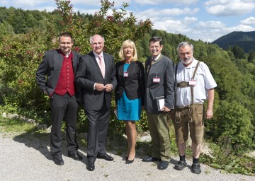 Nachhaltigkeitskonferenz im Pielachtal:  Mag. Andreas Purt (Mostviertel Tourismus), Landeshauptmann Dr. Erwin Pröll, Theres Friewald-Hofbauer (Club Niederösterreich), Prof. Christoph Madl (NÖ Werbung) und DI Johann Weiss vom Naturhotel Steinschaler Dörfl (v. l. n. r.)