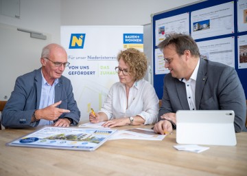 (v.l.n.r.): Projektbegleiter Andreas Windsperger, Wohnbau-Landesrätin Christiane Teschl-Hofmeister und Abteilungsleiter Peter Neurauter
