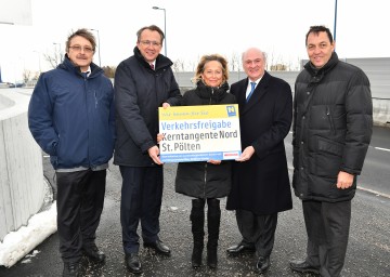 Offizielle Verkehrsfreigabe für die Kerntangente Nord in St. Pölten: Der St.  Pöltner Baudirektor DI Kurt Rameis, Bürgermeister Mag. Matthias Stadler, Mag. Georgine Heindl (Fa. HABAU), Landeshauptmann Dr. Erwin Pröll und der NÖ Straßenbaudirektor DI Josef Decker.