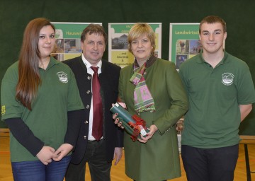 Besuch der Landwirtschaftlichen Fachschule Obersiebenbrunn: Michelle Schöberl, Direktor Ing. Gerhard Breuer, Bildungs-Landesrätin Mag. Barbara Schwarz und Matthias Rüschitz. (v.l.n.r.)