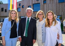 Bei der Kindergarteneröffnung in Gießhübl (v.l.): Landtagsabgeordnete Marlene Zeidler-Beck, Bürgermeister Johannes Seiringer, Landeshauptfrau Johanna Mikl-Leitner und Vizebürgermeisterin Caroline Mayerhofer