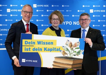Im Bild von links nach rechts: Hypo Noe Vorstand Wolfgang Viehauser, Bildungslandesrätin Christiane Teschl-Hofmeister und Finanzlandesrat Ludwig Schleritzko